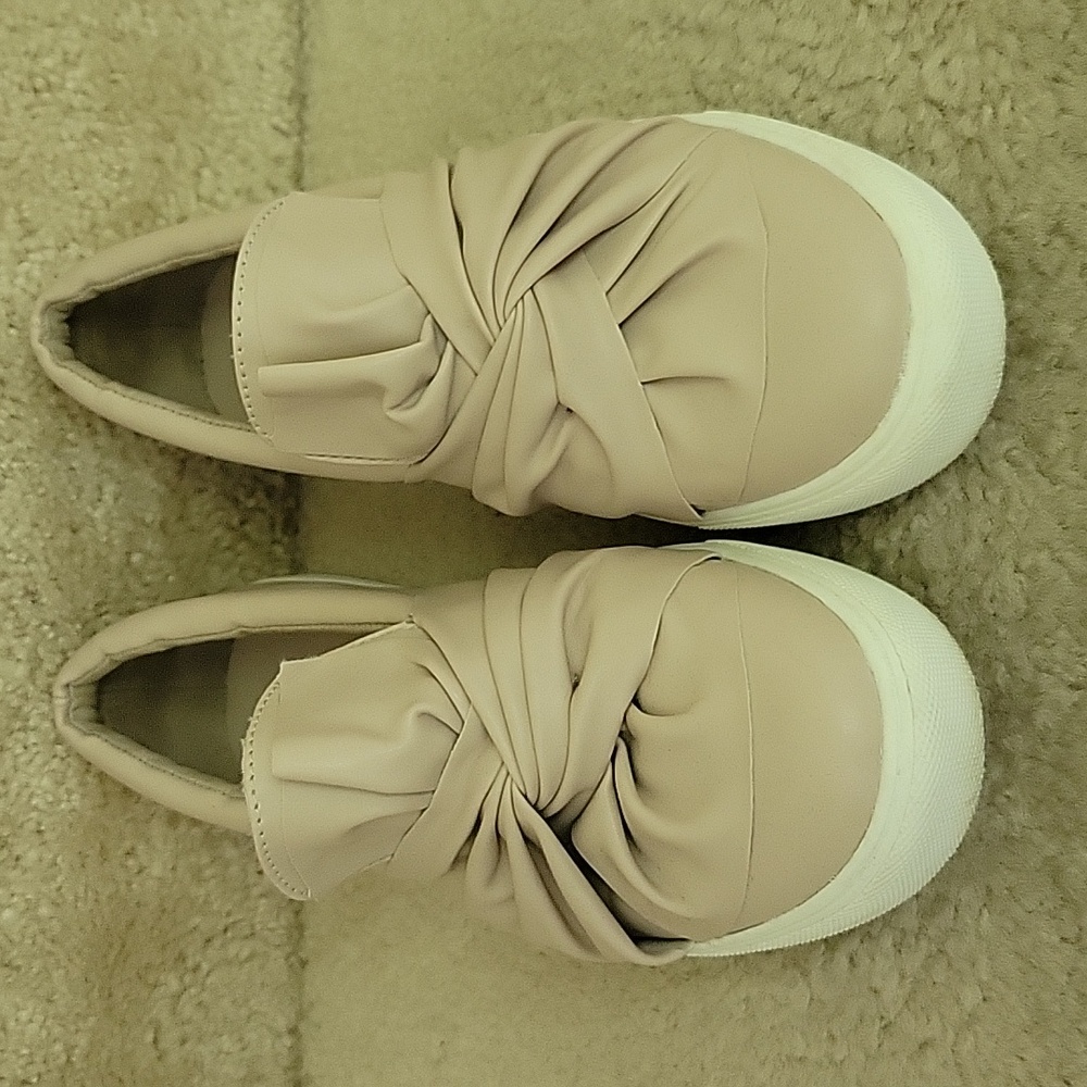 Women's size 7 Mia Slip On Sneakers